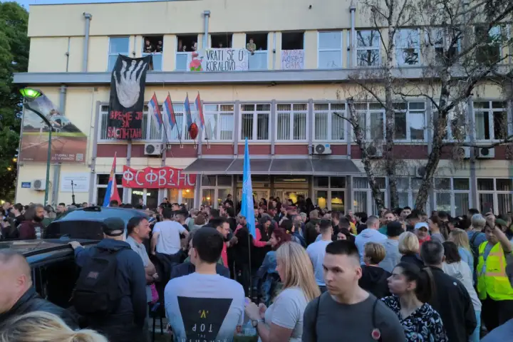 Protest ispred DIF-a u Novom Sadu; Foto: Mašina