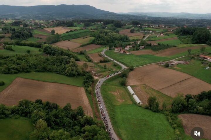 Studenti-pešaci na putu ka Loznici; Foto: Stefan Kostić