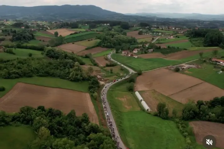 Studenti-pešaci na putu ka Loznici; Foto: Stefan Kostić
