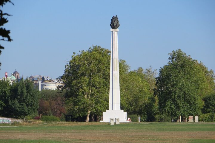 Spomenik Večna vatra u Parku prijateljstva; Foto: Mister No / Wikimedia Commons