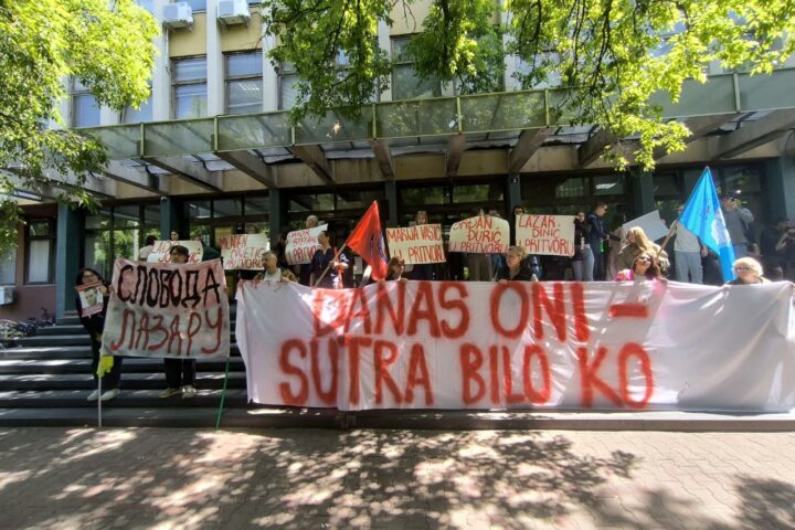 Protest ispred suda u Novom Sadu