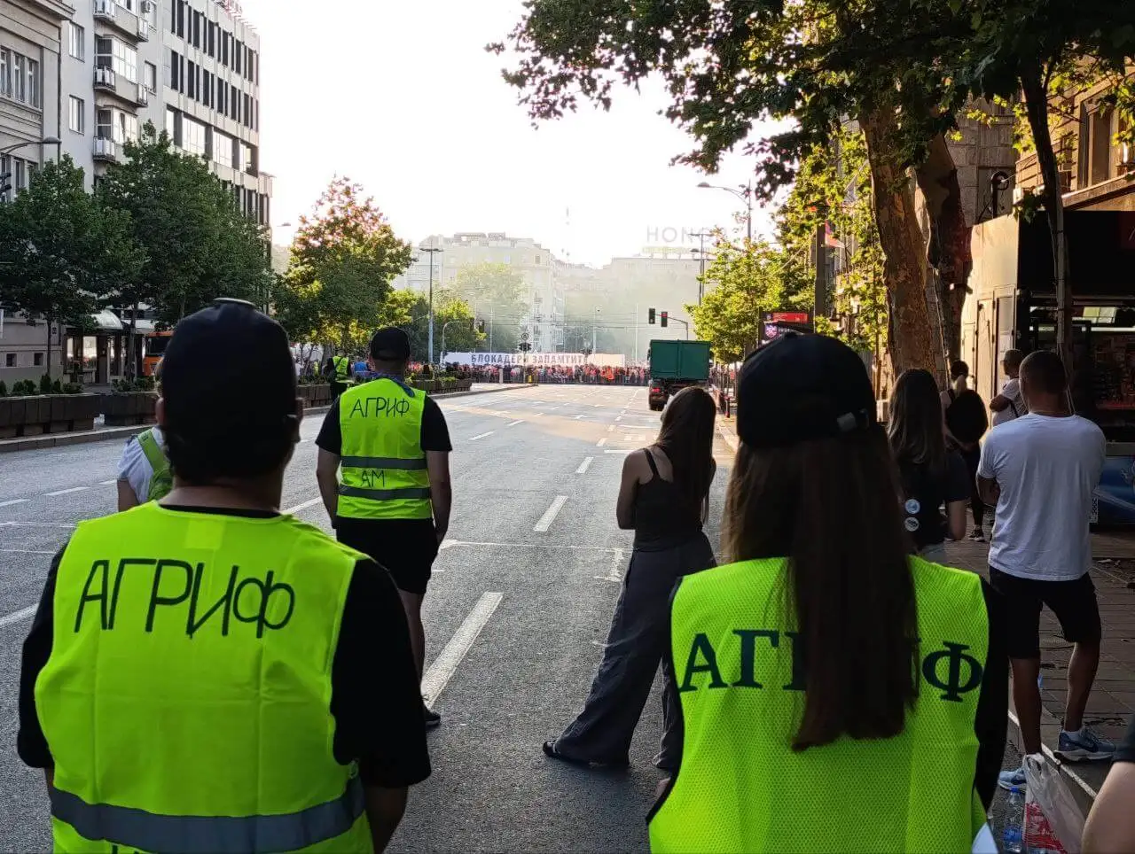 Protest u Beogradu 28. jun, dve perspektive.