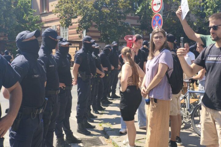 Policija sprečava blokadu saobraćaja u Zemunu; Foto: Mašina