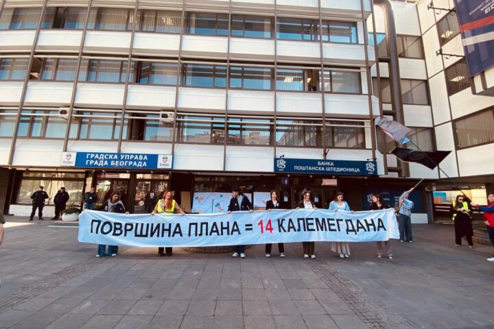 Protest ispred Gradske uprave, kada je otkazana javna rasprava o planu za Nacionalni stadion drugi put.