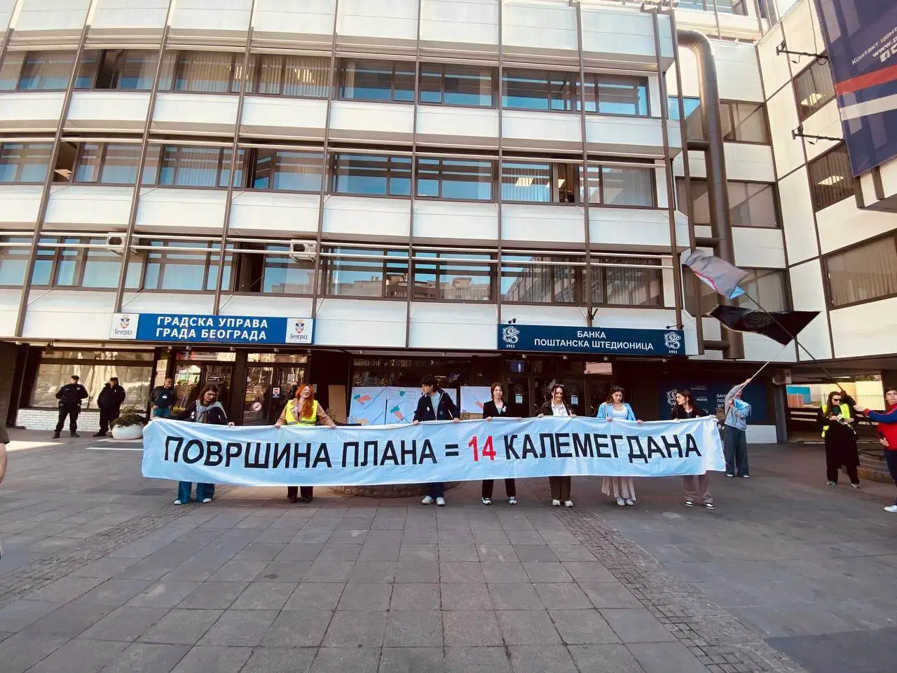 Protest ispred Gradske uprave, kada je otkazana javna rasprava o planu za Nacionalni stadion drugi put.