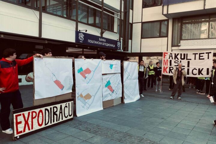 Protest ispred Gradske uprave, kada je otkazana javna rasprava o planu za Nacionalni stadion drugi put