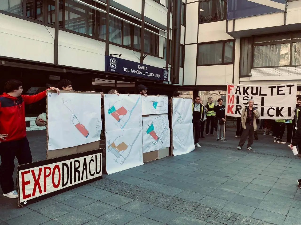Protest ispred Gradske uprave, kada je otkazana javna rasprava o planu za Nacionalni stadion drugi put