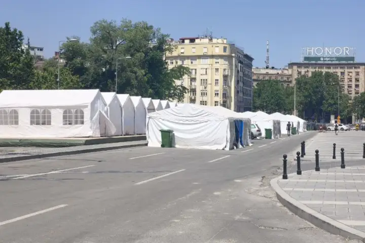 Foto: Šatori ispred Skupštine Srbije