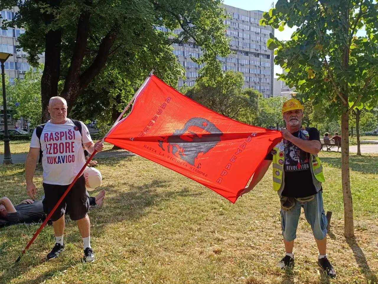 Radnici Kolubare drže svoju zastavu.