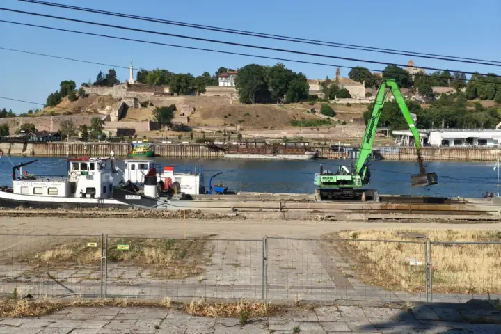 Radovi na priobalju na Ušću; Foto: Mašina