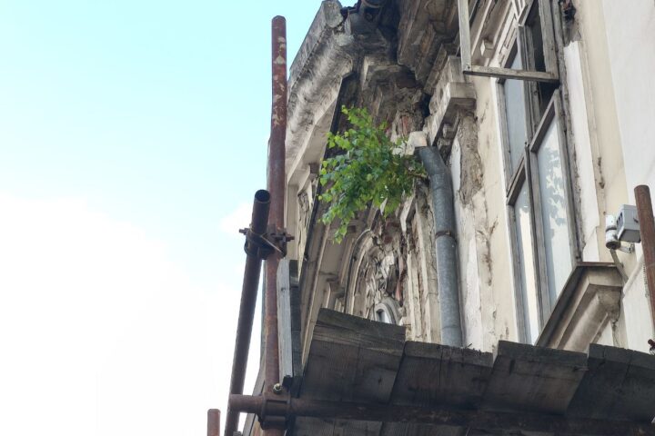 Zgrada sa sunčanim satom; Foto: Mašina.