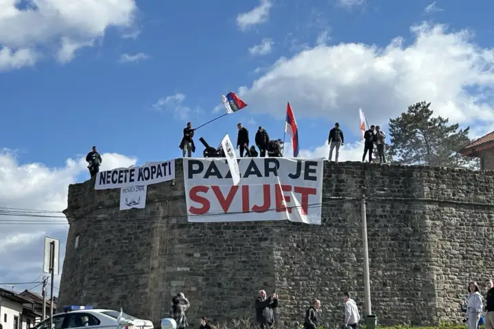 Natpis: "Pazar je svijet"