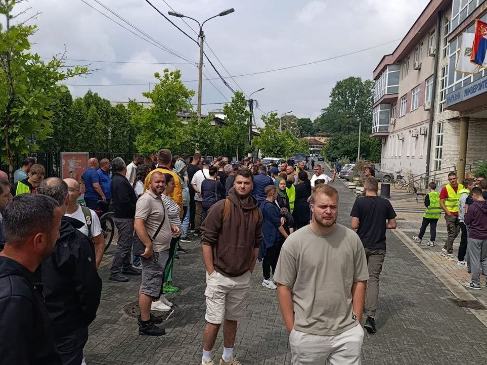 Građani i studenti ispred zgrade DUNP-a.
