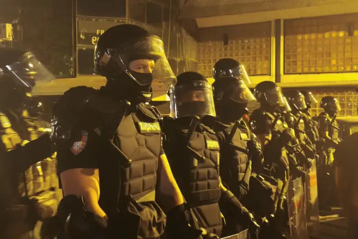 policija na protestima