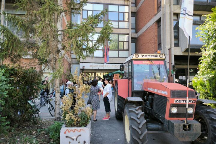 Ispred Filozofskog fakulteta u Novom Sadu
