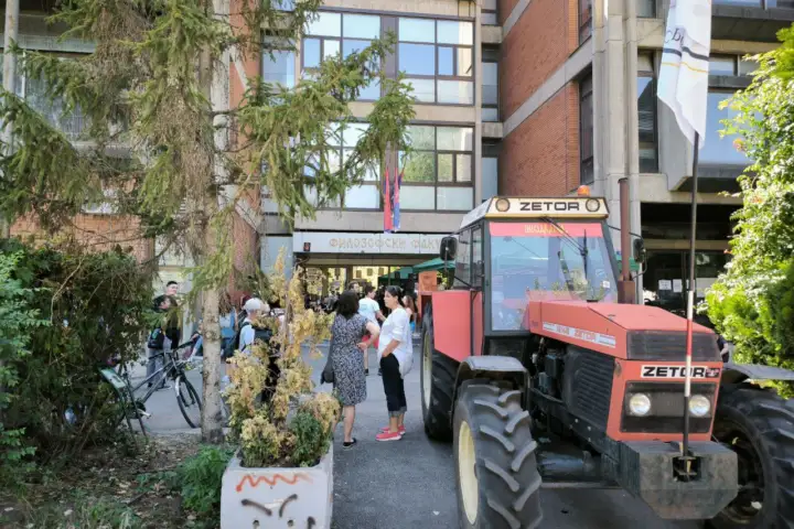 Ispred Filozofskog fakulteta u Novom Sadu
