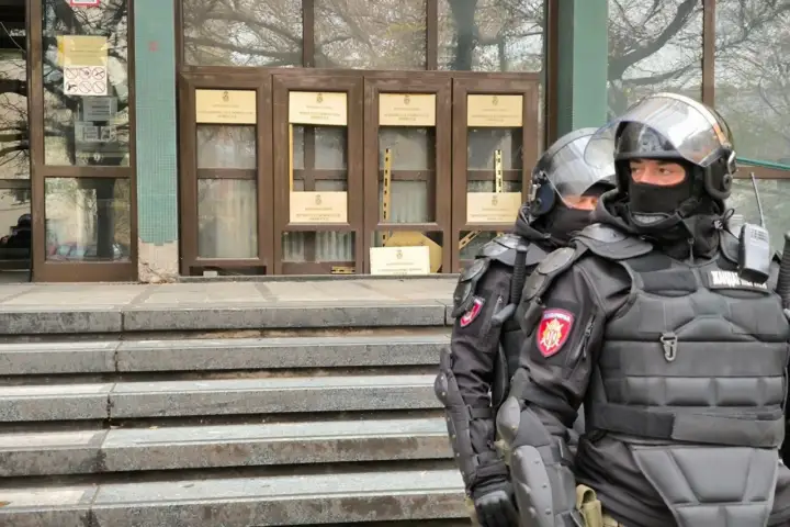 Policija ispred Osnovnog Suda u Novom Sadu
