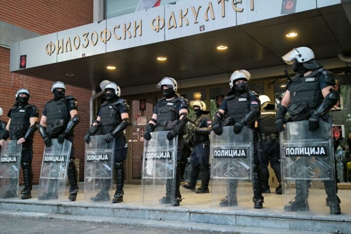 Korodon policije ispred ulaza na Filozofski fakultet