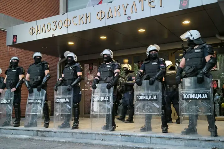 Korodon policije ispred ulaza na Filozofski fakultet