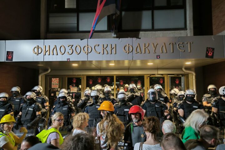 Policijski kordon sprečava studente da uđu na Filozofski fakultet