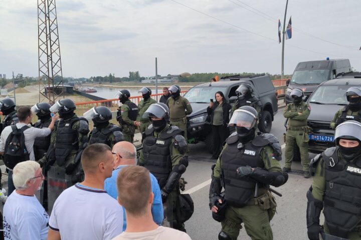 Policija ne dozvoljava građanima da pređu most ka Klisi u Novom Sadu Foto: Mašina