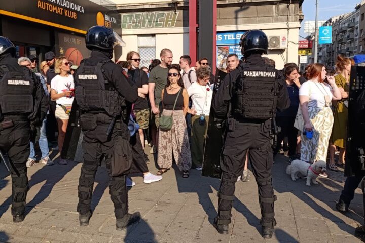 Policija opkoljuje građane na Zelenom vencu