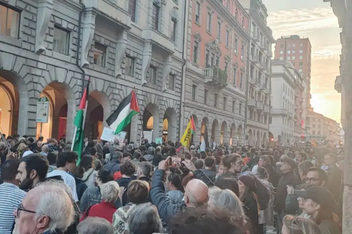 Protest u Novom Sadu, građani nose palestinske zastave