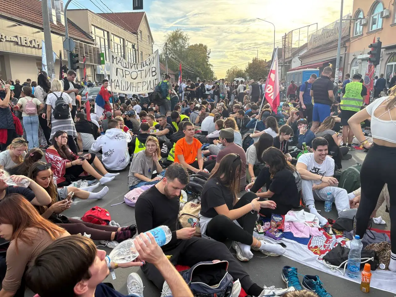 Foto: Studenti se odmaraju posle pešačenja