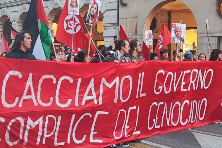 Foto: protest u Padovi, građani nose transparente