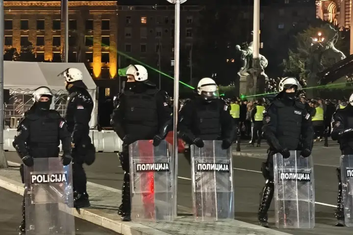 Policijski kordon ispred Narodne skupštine