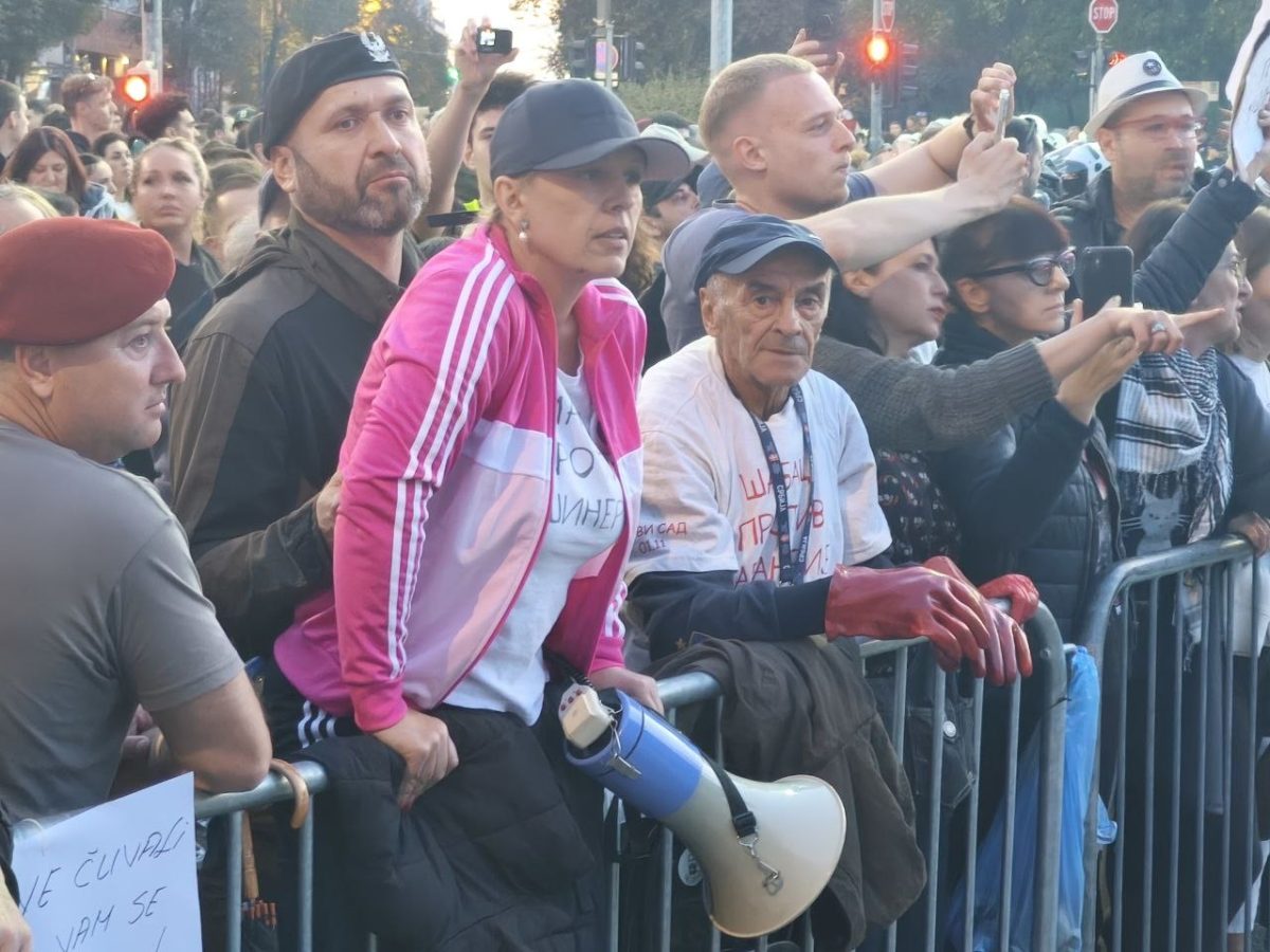 Foto: Dijana Hrka na ogradi ispred Predsedništva Srbije