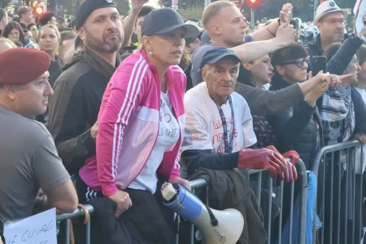 Foto: Dijana Hrka na ogradi ispred Predsedništva Srbije