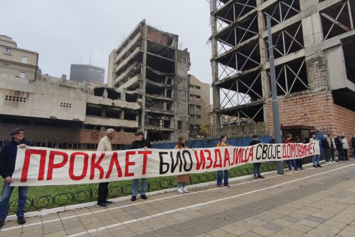 transparent "proklet bio izdajica svoje domovine"