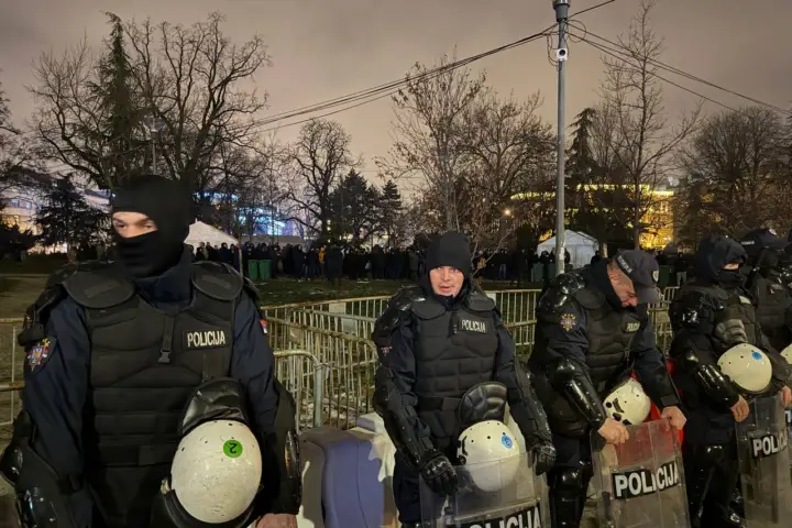 Ispred Narodne skupštine nakon izbacivanja studenata sa Filozofskog fakulteta u Novom Sadu