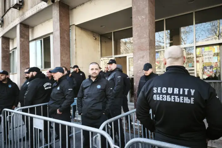 Obezbeđenje ispred Skupštine grada Beograda