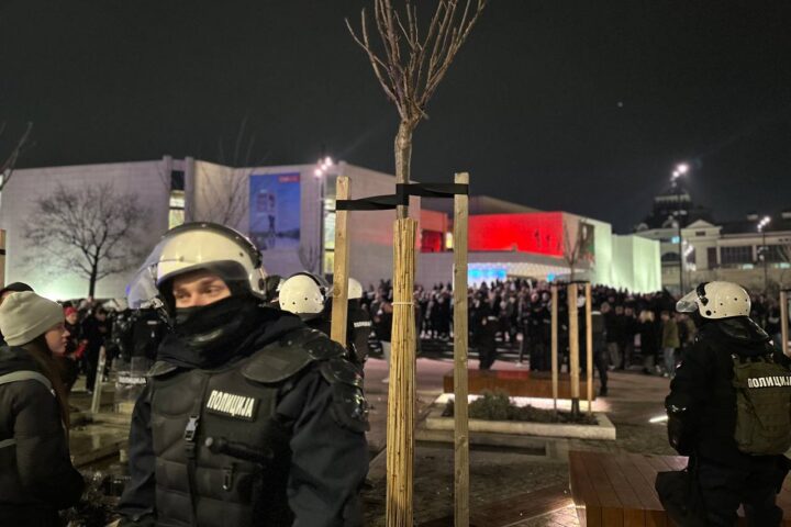 Protest ispred Srpskog narodnog pozorišta u Novom Sadu 16. februara 2026