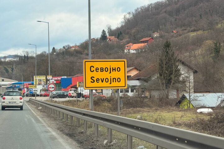 Tabla Sevojno pored puta