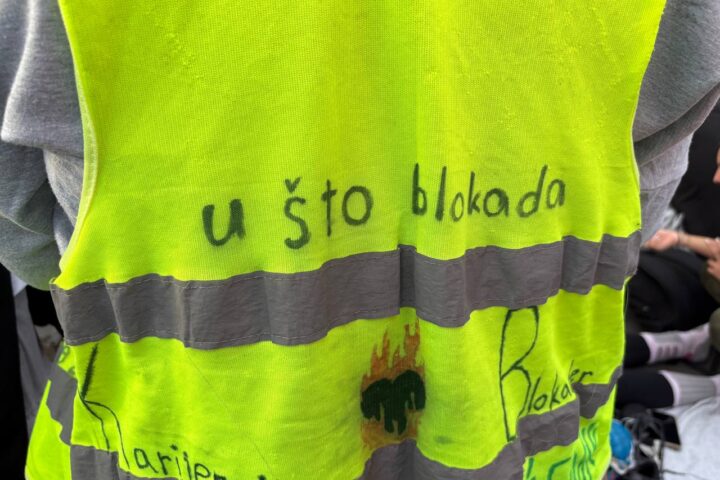 Studenti nose prsluk, piše u što blokada