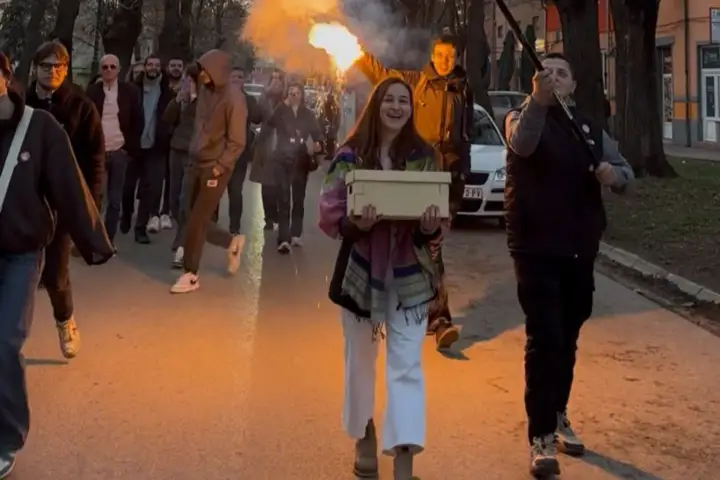 Predaja potpisa podrške listi Mladi Kula; Foto: Mladi Kula.