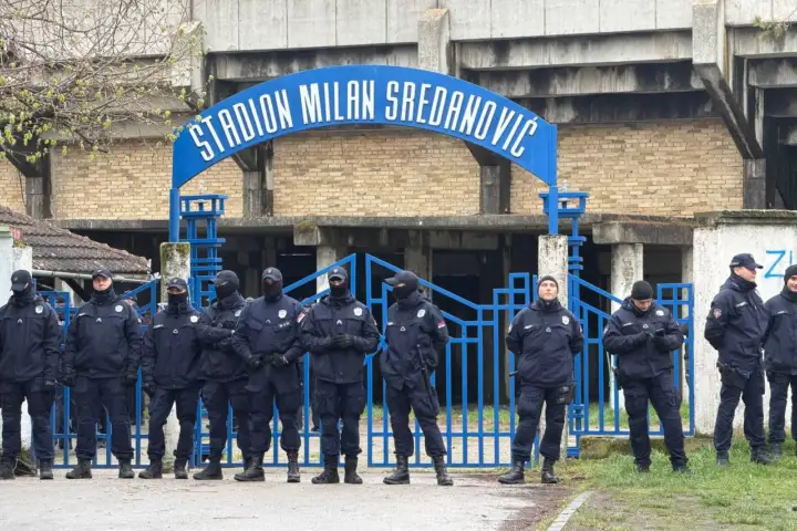Kordnom policije ispred kapije stadiona u Kuli