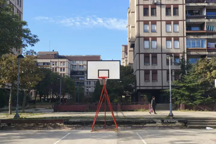 Košarkaški teren u beogradskim blokovima