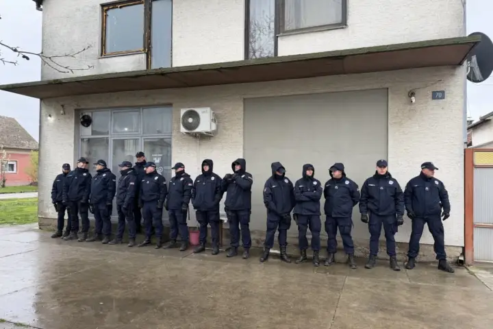 Policija štiti prilaz kafani u Crvenki