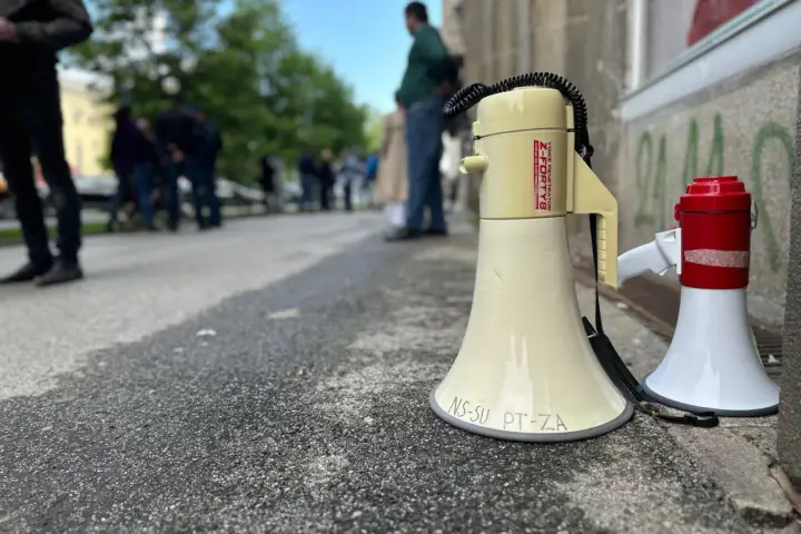 Protest ispred Akademije umetnosti u Novom Sadu