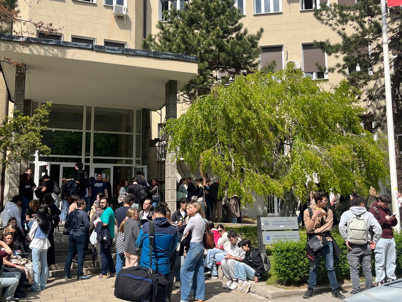 Studenti i građani ispred Medicinskog fakulteta u Beogradu