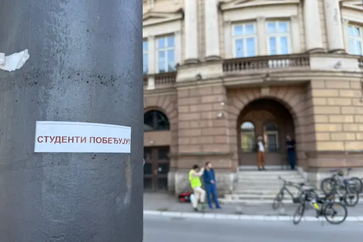 Nalepnica "Studenti pobeđuju"