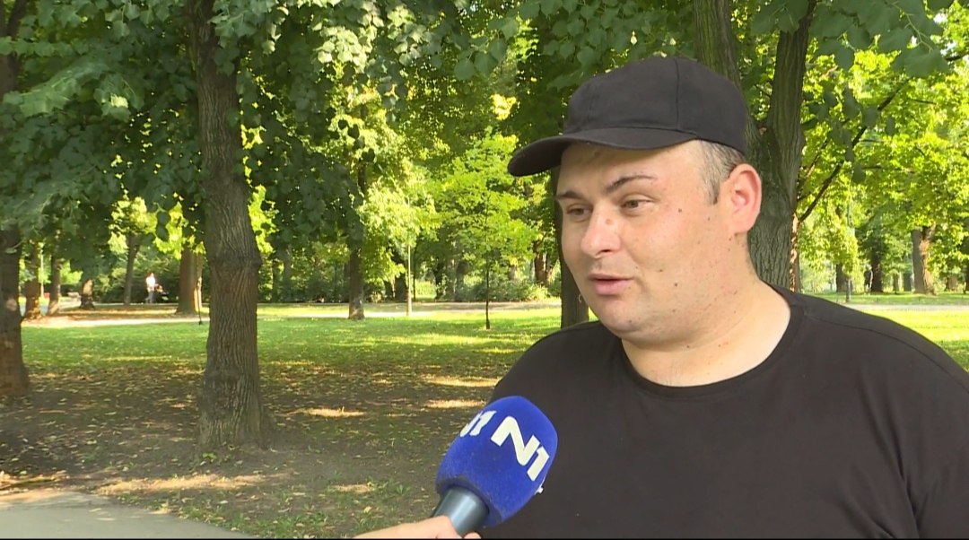 Скуп подршке испред Првог основног суда возачу који је одбио да вози присталице СНС-а – Машина