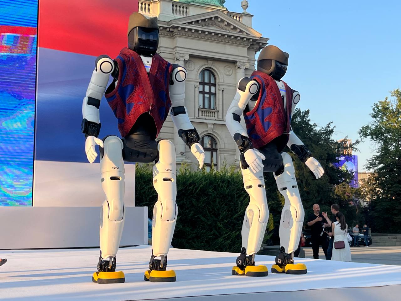 Roboti na vidovdanskom skupu SNS-a 2026; Foto: Mašina