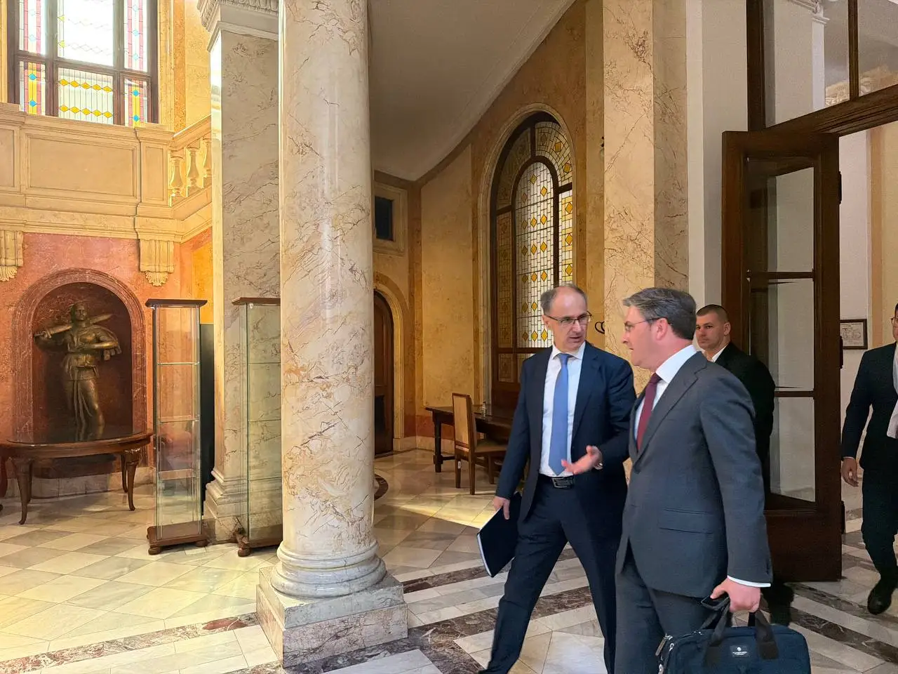 Premijer Đuro Macut dolazi na zasedanje Narodne skupštine