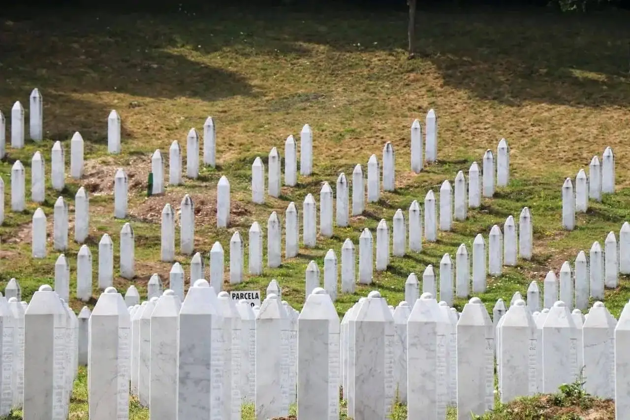 Kako 31 godinu nakon genocida u Srebrenici mladi u Srbiji kreiraju stavove o ovoj temi?