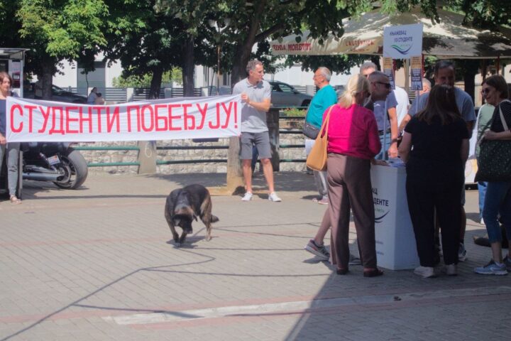 Potpisivanje peticije u Knjaževcu.